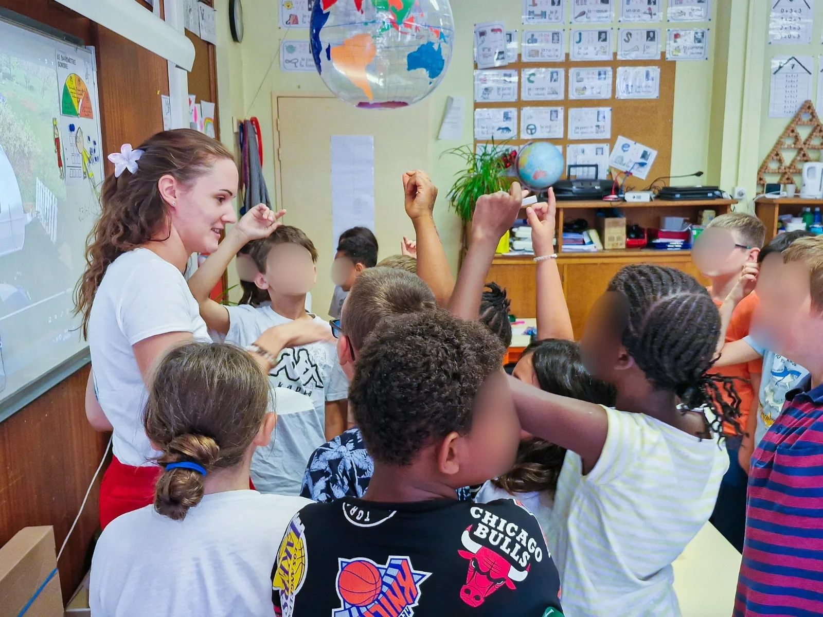 Una adulta dirige una actividad en grupo con niños en un aula, para Levis Family Adventure
